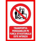 Placuta transportul persoanelor pe furca stivuitorului este interzis